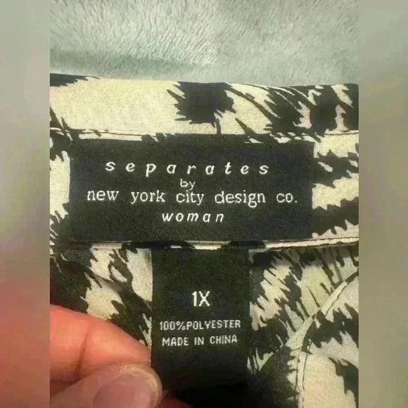 Women’s White&Black New York City Design Blouse - Picture 2 of 5